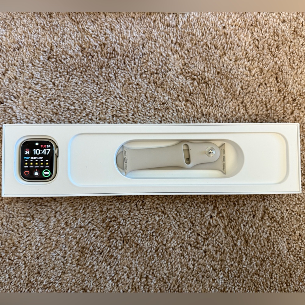 Apple Watch Series 8 41mm in Starlight Aluminum - Picture 4 of 11